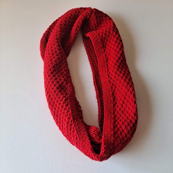 Red Chunky Knit Made in Italy Infinity Scarf 14" X 26" - Picture 4 of 7